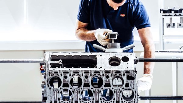 Този истински шедьовър се сглобява на ръка, като при него отсъства каквато и да е електрифицирана система. Направата на такъв мотор се извършва от двама механици, които в продължение на 6 дни трябва да сглобят 3712 различни части.
