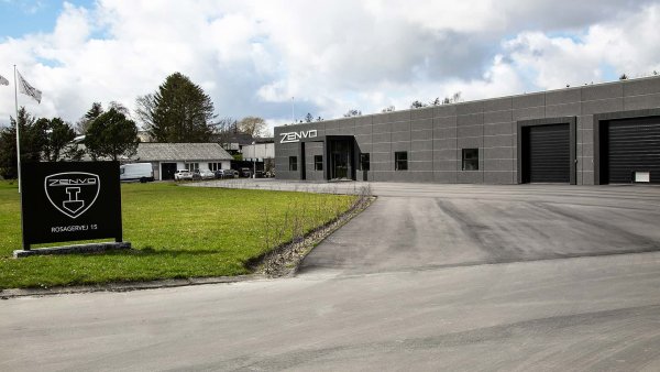 Може да изглежда странно, но дори в Дания има хора, които произвеждат едни от най-мощните автомобилни двигатели, които съществуват, макар и в малки количества. Става въпрос за марката Zenvo, която използва своите работилници в градчето Прясто (3893 жители) за производството на двигателя TS1 и неговите производни с мощност до 1379 к.с.
