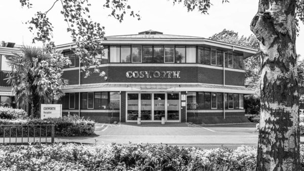 Също така в Нортхемптън, английски град с над 243 000 жители, се намира централата на Cosworth, исторически производител на двигатели с висока производителност. Сега той доставя 6,5-литровия атмосферен V12 с 1015 к.с. за Aston Martin Valkyrie, който се сглобява в Хейдън (Великобритания). 