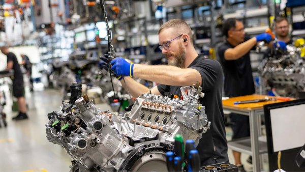 Mercedes-AMG 4.0 V8 туин-турбо (код M178) с 812 к.с. вместо това ще задвижва предстоящия plug-in хибрид Aston Martin Valhalla с обща мощност от 1012 к.с. Най-мощните автомобили на германската марка са оборудвани с 4.0 V8 туин-турбо с 639 к.с. (M177), който в Mercedes-AMG GT 63 S E-Performance plug-in достига общо 843 к.с.
