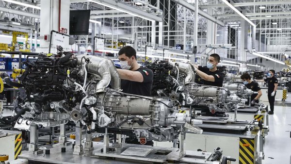 Нейната гордост винаги е бил атмосферният V12 двигател, чиято последна 6,5-литрова еволюция достига 825 к.с. на Revuelto. Вградената plug-in хибридна система с три електрически мотора със 190 к.с. довежда общата мощност до 1015 к.с.
