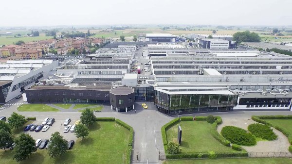 В Сант'Агата Болонезе, италиански град със 7363 жители в провинция Болоня, се намира фабриката на Lamborghini - компания, известна по целия свят със своите мечтани суперколи. 