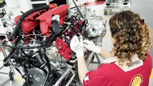 В момента най-мощният двигател е 4.0 V8 туин-турбо двигател със 780 к.с., който задвижва Ferrari SF90 Stradale и който, съчетан с три електрически мотора, достига 1000 к.с.

Двигателят с атмосферно пълнене 6.5 V12 със 725 к.с., който задвижва Ferrari Purosangue, също е много мощен.