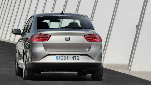 Разработен съвместно със Skoda Rapid, с който споделят една и също платформа, адаптирана от петото поколение Polo, моделът на Seat се произвежда в завода в Млада Болеслав (Чехия). Първото поколение на седана излезе още през 1991 г., като беше и първият модел на Seat, произведен от испанците, след като станаха собственост на Volkswagen Group.