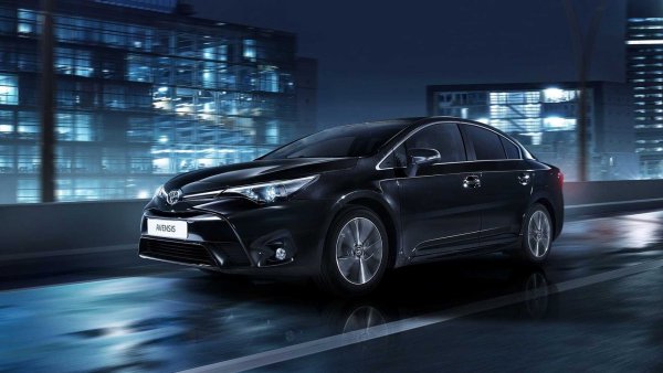 Последното обновяване на японския седан стана през 2015 г., като Avensis беше сериозна алтернатива на европейските модели благодарение на отличното съотношение от простор и комфорт. Въпреки това, продажбите на модела продължиха да падат, като вина за това има и вътрешната конкуренция с най-популярния SUV на планетата – Toyota RAV4.