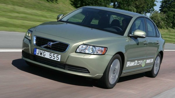 Последният автомобил в нашия списък е този, който пръв напусна пазара – още през далечната 2012 г. Той е базиран на платформата Ford C1 - същата като Focus и Mazda 3, като се произвеждаше в завода в Гент (Белгия). Въпреки средния си размер, с дължина от 4,47 метра S40 е сравним с много от компактните SUV, които се продават в момента. Той обаче никога нямаше способността да се справи с модели като Audi A4, BMW 3-Series и Mercedes-Benz. C-Class, въпреки че беше по-евтин от тях.