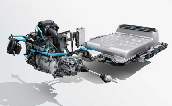 Френската компания, която е в един алианс с Nissan, бе пионер в използването на електромотори без редки земни елементи. Електрическият бестселър Zoe ползва синхронни четкови мотори тип SSM. 
