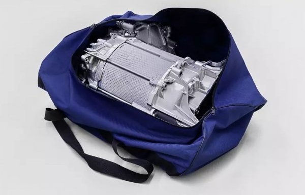 Германският гигант използва постоянни магнити с тербий или диспрозий. В новите си чисто електрически модели от ID-гамата компанията предлага и варианти с по два мотора, при които на задната ос е този с постоянния магнит, а на предната е индукционен. 
Германците се гордеят, че електромоторът за ID.3 е толкова компактен, че се побира в обикновен сак.
