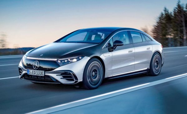 Производителят на марката Mercedes-Benz намали значително употребата на редки земни елементи в електромоторите си и потвърди, че планира изцяло да ги премахне от употеба в близкото десетилетие. 
