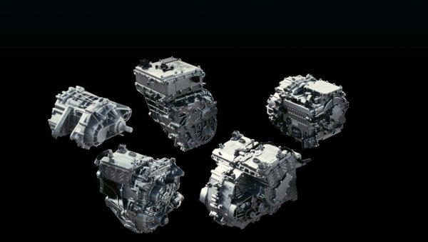 Американските наскоро представиха пет различни електрически агрегата от бъдещото си ново поколение задвижване, наречено Ultium Drive. То разчита предимно на електромотори с постоянни магнити, и единствено във върховата конфигурация с три двигателя единият е индукционен, без употреба на редки земни елементи. 
