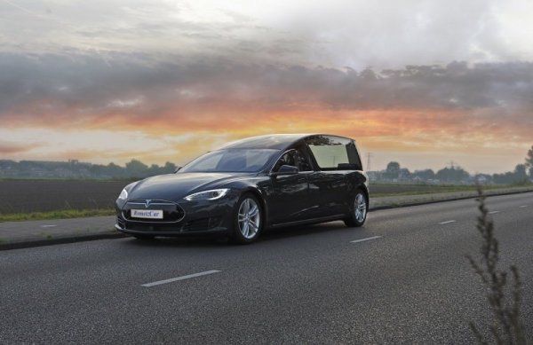 Катафалка Tesla Model S