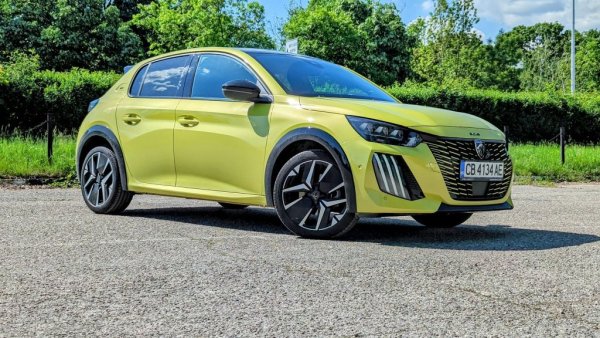 През 2022 френското супермини постигна немислимото и свали Volkswagen Golf от върха в Европа (с малко помощ и от кризата за чипове, която блокира временно производството във Волфсбург). Но в последните години 208 изостана малко и в момента е едва третият най-популярен автомобил в В-сегмента на Стария континент. Продажбите намаляват със 7% на годишна база през 2025. 

