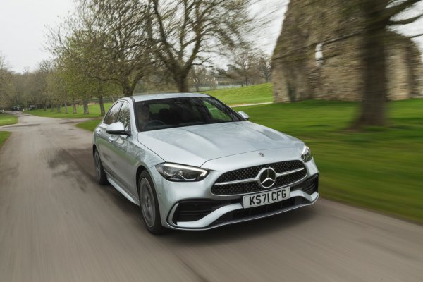 Плюсове: Дизеловите двигатели подхождат на характера на C-Class и са отлични за дълги пътувания; Повечето технологии работят добре
Минуси: Интериорът на места изглежда евтин; Всички двигатели звучат напрегнато; Товарният капацитет е компромисен
Вече в петото си поколение, С-класата се предлага с три дизелови двигателя: C220d, C300d и дизелов plug-in хибрид, наречен C300de, който има смисъл там, където подобни технологии носят данъчни облекчения (не и в България). 
Ускорението е от 7.5 секунди до 100 км/ч при по-слабата версия до 5.5 секунди при хибрида. 
С-Class не дава усещането на спортен автомобил и изглежда направен по-скоро за крайцерски скорости по магистралата. За редовно шофиране на дълги разстояния едва ли има по-силен кандидат. Икономията на гориво в такива условия е впечатляваща. 
