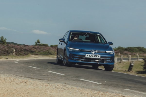 Плюсове: Изискан и отзивчив; Новата инфоразвлекателна система е подобрена спрямо досегашната; Отлични маниери на шофиране.
Минуси: Вътрешното пространство и капацитетът на багажника не са най-добрите в класа; Шум и вибрации от пътя при някои версии; По-скъп от доста преки конкуренти. 
Ако искате компетентен при всякакви условия хечбек, Volkswagen Golf все още е препоръката по подразбиране. Все още има дизелова версия и тя трябва сериозно да се обмисли от всеки, който кара много километри по магистралата. И двата дизелови варианта ползват добрия стар 2.0 TDI, със 115 или 150 конски сили. Фейслифтът, наричан Golf 8.5, поправи доста от слабостите на осмото поколение, начело с колебливата информационна система. Върнати са и бутоните на волана. 
