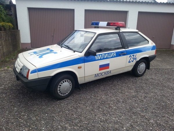 Lada беше и продължава да е популярна марка в Русия. Въпреки, че има някои автомобили, произведени от Lada, които са повече от задоволителни, Lada Samara не е една от тях.

Осакатен от ужасното качество на изработката и лошото окачване можете да си представите с колко трудности трябва да се справят полицаите, докато се опитват да контролират. Колата на първо място. От тогава са въведени в употреба и по-подходящи модели, но това не променя колко ужасна полицейска кола беше Lada Samara.