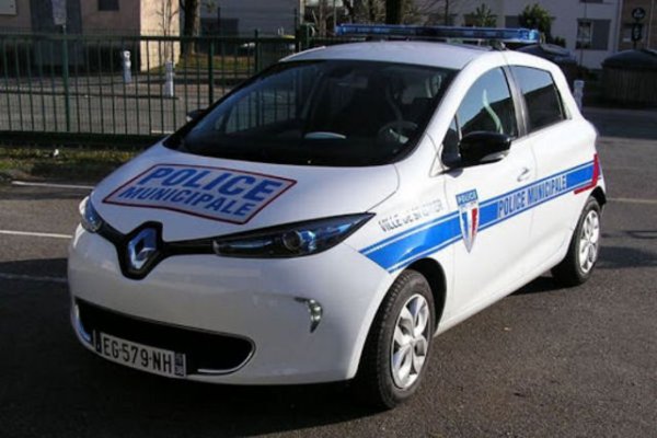 Renault ZOE беше представен на френската полиция по същата причина, поради която Nissan LEAF в Обединеното кралство. И това беше да се намери начин да се управляват полицейски автомобили с нулеви емисии.

Същите проблеми възникват и с неговата практичност, тъй като само 87 к.с. няма да отведат бързо полицаите на мястото на инцидент. Макар и добре за обикновените потребители, но за полицейските сили във Франция едва ли. 