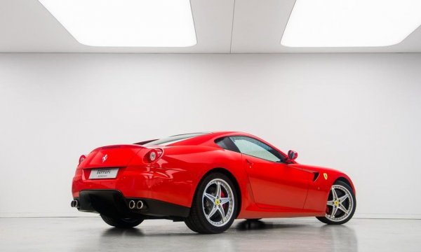 Завръщането на италианските към предно разположени двигатели прие тази доста ефектна форма. В него могат да се открият податки към много по-стари модели - фаровете и броните от 375MM Bergman, С-колоната от Daytona, задницата от 250 GT SWB. Но хората на Pininfarina са си свършили работата и всичко това се съчетава съвсем хармонично. И с отлична аеродинамика. 
