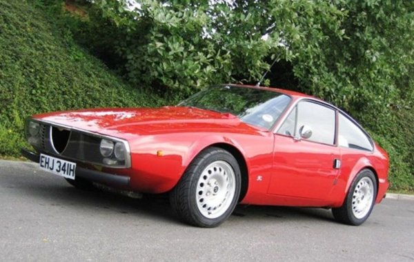 Ако говорим за компактни модели на Alfa от 70-те, обикновено се сещаме за Alfasud, шедьовъра на Джорджето Джуджаро. Но Junior Z, нарисувана от Ерколе Спада, се появи всъщност две години по-рано и начерта пътя за създанането на стилни малки автомобили за години напред - можете да откриете много от чертите й в Honda CRX, родена две десетилетия по-късно. 
