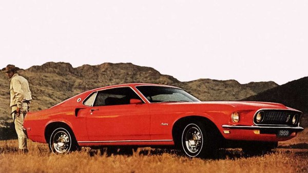 След дебюта си през 1964 г., Ford Mustang моментално разби американския (и не само!) автомобилен пазар, с милиони продадени копия по целия свят. И тъй като актуализациите на популярното "конче" се правеха без преувеличение всяка година, до 1969 г. Mustang прибави доста към размерите си. На този фон "кризисният" автомобил от второто поколение (следващата снимка), който видя бял свят през 1974 г., изглежда много дребен.
