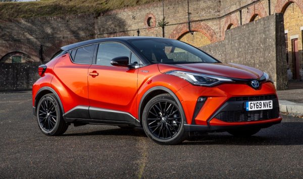 Ръбестият C-HR си остава най-продаваният нов кросоувър у нас, но отчита 14% спад на фона на резултата си преди година. Очаква се и смяна на поколенията, като новото вече ще се произвежда в Турция. 
