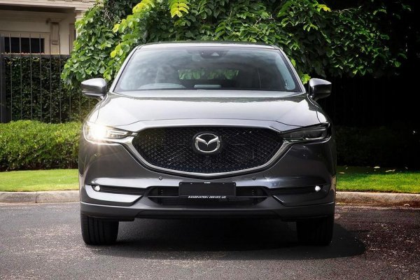 Добре е и да проверите (и, ако трябва, да смените) акумулатора и да разрешите проблема със стартирането предварително.
Осветителното оборудване също трябва да е в пълна изправност. Мътният фар или изгоряла крушка определено не са най-добрите спътници по време на дълго пътуване.
