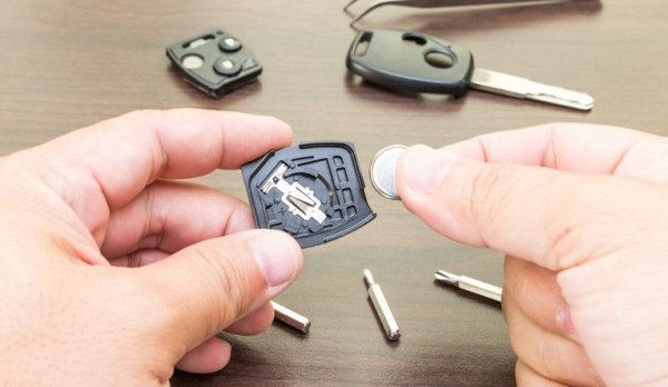 В аптечката трябва да има бинтове, памуци, турникети, таблетки за стомашно разстройство, нещо против алергии, ако ви боли глава или просто се почувствате зле.
И накрая, но не на последно място, проверете батериите на контактния ключ и на алармата (ако е отделна), защото изтощените батерии могат да ви изиграят лоиа шега, а и са специфични и не се намират във всеки магазин.


