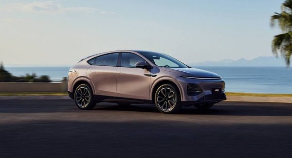 Eлектромобилите на XPeng са построени върху собствена платформа с 800-волтова архитектура, и в последните години преминаха основно към ново поколение литий-желязофосфатни батерии (LFP). Това позволява много високи скорости на зареждане - 382 киловата за едната батерия и цели 451 киловата за другата. Попълването на заряда от 10 до 80% отнема едва 12 минути при наличие на бърза зарядна станция. 
