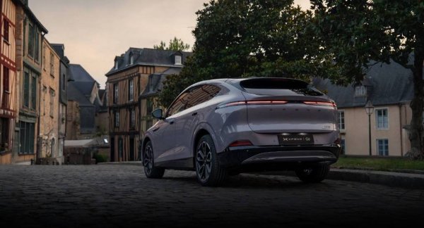 G6 е най-достъпният SUV в експортната гама на XPeng - дълъг 4.75 метра и с 2890 милиметра междуосие. Европейската версия, която ще видим в България през юни, обещава пробег от 510 км по глобалния тестов цикъл WLTP, и средна консумация на енергия едва 18.4 киловатчаса за 100 км. 
