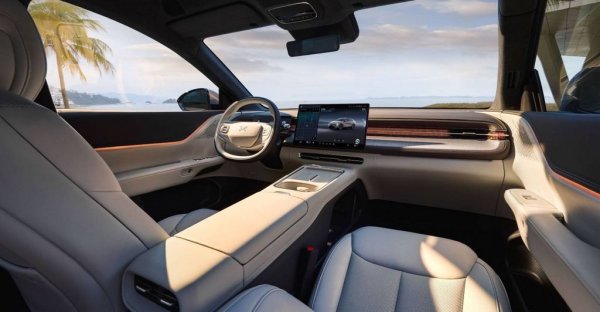 Ускорението от 0 до 100 км/ч отнема 4.1 секунди при върховата версия AWD Performance, която има два електромотора, задвижване на четирите колела и 487 конски сили комбинирана мощност. 
При варианта Long Range задвижването е само на задните колела, мощността е 296 коня, а ускорението от място до 100 км/ч отнема 6.7 секунди. 
