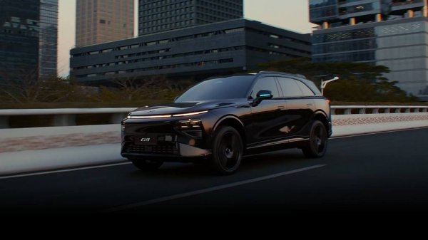 На пазара от края на 2022 година, но много сериозно обновен в края на миналата година, G9 е флагманът на XPeng за европейския пазар. Това е дълъг 4.89 метра електрически SUV с пробег до 585 км с едно зареждане според световния тестов цикъл WLTP. През миналата година бе най-продаваният китайски електрически модел в Европа в своя сегмент. 

