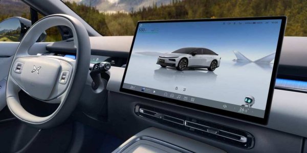 Дължината на P7+ е 5.07 метра, при ширина от 1.94 метра и междуосие точно 3 метра. Активната аеродинамика включва затварящи се щори отпред. Седанът впечатлява и с доста ниското си като за електромобил тегло - между 1.9 и 2.1 тона, според версията. 

