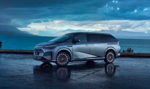 XPeng X9 е 5.3-метров 7-местен премиум миниван, който обаче на този етап не е планиран за източноевропейските пазари
