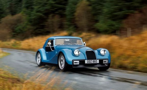 Списъкът започва кола, която върви срещу течението благодарение на уникалния си външен вид, чиито основни характеристики са споделени с останалата част от гамата на марката. Morgan Motor Company - малък британски автомобилен производител, е най-известен с производството на автомобили, които изглеждат сякаш са изскочили от машина на времето: техният отличителен външен вид черпи вдъхновение директно от емблематичните предвоенни Morgan, които помогнаха на марката да утвърди своята идентичност.