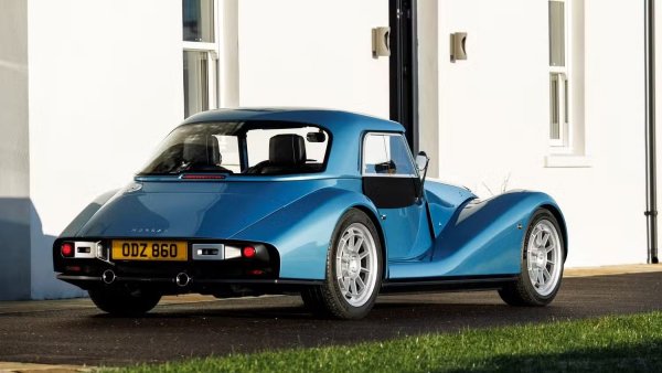 Supersport е ново попълнение в семейството на Морган, като пристигна миналата година. Той беше произведен като наследник на Morgan Plus Six, който беше прекратен по същото време. Дизайнът, вдъхновен от винтидж стил, включва много от елементите, които отличават колите на Morgan от тълпата, като обърнатата U-образна решетка и кръглите фарове.