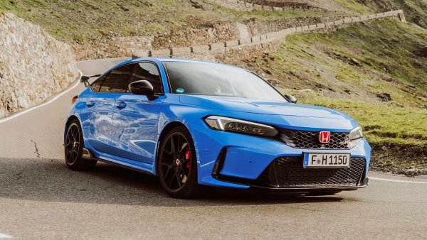 Задвижването на всички колела става все по-популярно в широк спектър от превозни средства в съвременния автомобилен свят. Преди то беше изключителна територия на офроуд автомобилите, но по-късно употребата му беше разширена и то се прехвърли на обикновени коли, някои от които с по-спортно представяне.