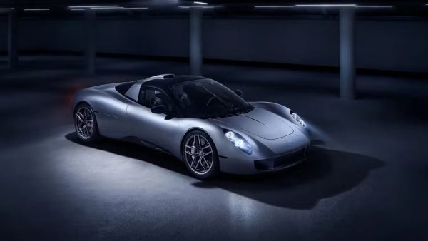 GMA T.33 - едно от впечатляващите творения на Gordon Murray Automotive, беше представен на света през 2022. Модерен, високотехнологичен супер GT (който, за разлика от предшественика си T.50, е легален за пътя навсякъде по света), T.33 все пак разполага с задвижваща система, която изглежда остаряла.