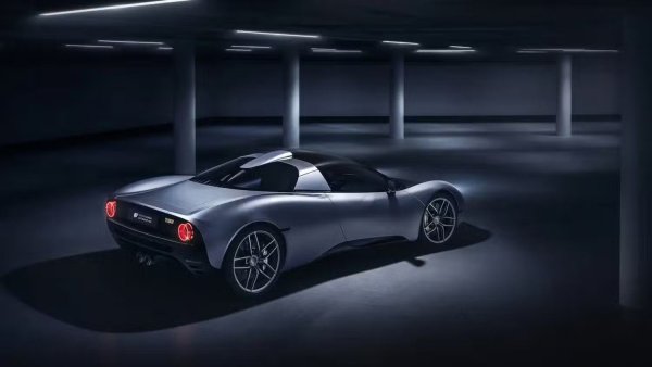 Двигателят в сърцето на T.33 е атмосферен V12, съчетан с шестстепенна ръчна скоростна кутия, която предава мощност към задните колела. Комбинацията от NA V12 и ръчна скоростна кутия, необичайна за съвременната епоха, е част от това, което прави T.33 толкова уникален. Този  модел съчетава класически характеристики и футуристичен дизайн в един пакет.