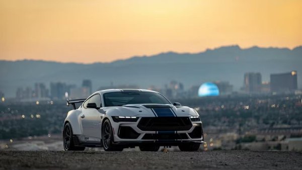 Ford, една от най-старите автомобилни компании в света, се отдалечава от автомобилите. Колкото и странно да звучи това изречение, в него има зрънце истина &ndash; &bdquo;Синия овал&rsquo;&rsquo; основно произвежда SUV, кросоувъри и пикапи в наши дни. Има обаче едно забележително изключение - Mustang. Този легендарен модел запазва купе (и кабриолет) каросерия, въпреки че вече съществува SUV с името Mustang.