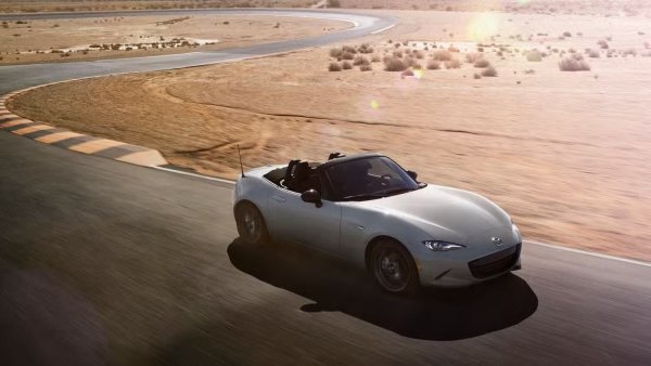 Днешните автомобили, за по-голямата част, стават все по-големи и тежки: увеличеният брой сложни технологични компоненти ги натоварва, докато разширеното товарно и пътнически пространство ги прави по-големи и по-обемисти. Не всеки обаче е убеден, че това е правилният път.