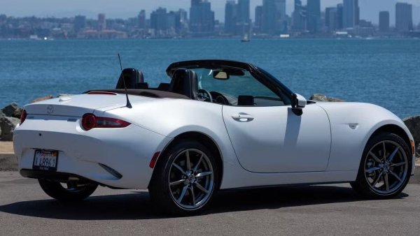 Mazda Miata, един от най-известните и популярни спортни автомобили за начално ниво в света, се придържа към формулата, която ѝ е дала това заглавие: малък, лек, пъргав. Да станеш по-голям или по-тежък би противоречало на основните му характеристики и би застрашило ДНК-то на един от най-емблематичните и обичани модели в историята на Mazda.