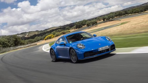 Разположен двигател отзад е използван в няколко емблематични автомобила през десетилетията. Volkswagen Beetle, Fiat 500 и дори DeLorean DMC-12 са част от това семейство. Въпреки това, няма модел, който да е по-тясно свързан с тази конфигурация от Porsche 911, като легендарният германски спортен автомобил продължава да предлага разположение с двигател отзад, което го прави изключително необичаен.