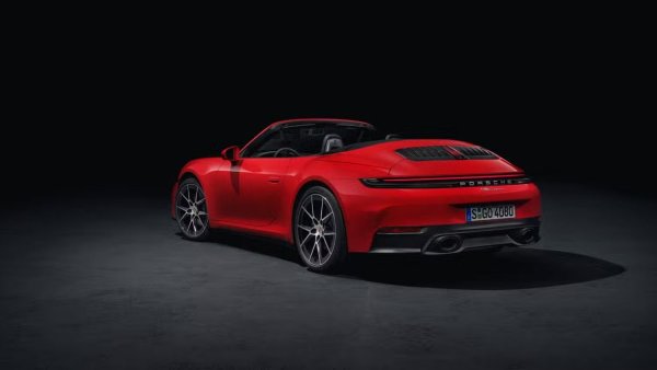 Ангажиментът на Porsche да се придържа към задния двигател е подпомогнат от фактори като шестцилиндров боксер, който помага да се поддържа ниско тегло. 911 остава труден автомобил за овладяване, отчасти заради разположението си, но също така продължава да осигурява безкрайно удоволствие на шофьорите и отлична производителност както на пистата, така и извън нея.