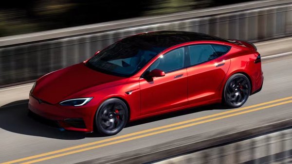 Tesla Model S може да не изглежда като голям бунтар днес, в свят, в който електромобилите са масови и зарядни станции могат да се намерят на всеки ъгъл. Въпреки това, когато излезе преди повече от десетилетие - през 2013, пейзажът изглеждаше много по-различен. Model S - вторият автомобил на Tesla след първото поколение Roadster, помогна за популяризирането на електромобилите по начин, по който никоя друга кола не беше успявала.