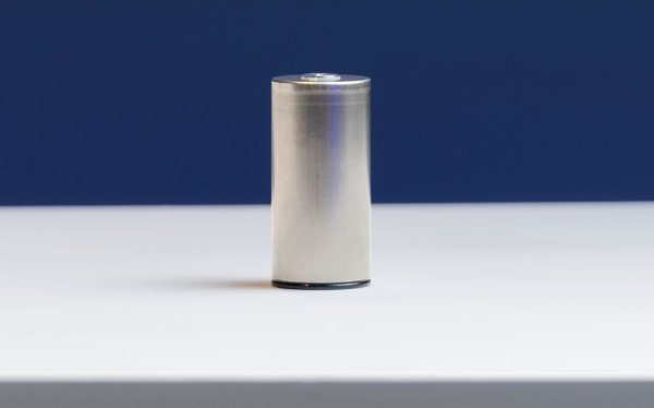 За разлика от сегашните, тези нови батерии ще са с форма на цилиндър, а не на паралелепипед, което премахва нуждата от модулното им комплектоване и позволява доста повече гъвкавост при монтажа. Освен това ще ползват повече никел в катода, но доста по-малко кобалт. В анода ще се повиши количество на силиция - като цяло евтин и достъпен материал. В резултат новите батерии ще имат чувствително по-висока енергийна плътност при равен обем, ще осигуряват с 30% по-голям обхват и с 20% по-висока скорост на зареждане. При това с много по-ниски емисии при производството на самата батерия. 
