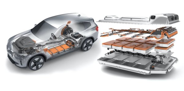 И при батериите обаче баварците внимават да не се окажат зависими от едно-единствено решение. Успоредно се работи по т. нар. литиево-железофосфатни батерии, при които напълно отпада нуждата от никел и кобалт в катода - застраховка срещу евентуални нови сътресения на пазара за суровини. Освен това инженерите на компанията ни потвърдиха, че "много преди 2025" ще покажат работещ прототип с революционна батерия с твърд електролит. Но този проект засега е обвит в тайнственост. Дори не знаем дали става дума за продължение на предишното партньорство с Toyota в тази област, или за нещо съвсем ново. 
