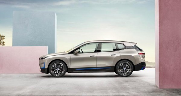 В крайна сметка да замениш един голям автомобил, който харчи много бензин, с голям електромобил, който харчи много електричество, не е съществено подобрение. Целта е да се създаде електромобил, който се нуждае от по-малко енергия. BMW вече има съществен напредък в тази посока с последните си електрически модели като iX (уважаваното списание Wired го посочи като първия електромобил от 2017 насам, който успява в реални условия да постигне обхвата, обещан от тестовете WLTP). Но в близките няколко години темпото на развитие ще се ускори. То е насочено основно в три посоки: по-ефективно управление на енергията и топлината, използване на повече олекотени материали, и подобряване на аеродинамиката. 
