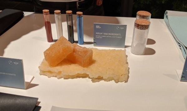 Тук не става дума за етика или за мода, а за една тема, която е почти табу в Европа: парниковите емисии от селското стопанство. Франция и Германия, водещите сили в ЕС, не биха дали и прашинка да падне върху техните фермери. Но е доказан факт, че емисиите въглероден диоксид от селското стопанство (20.1% от общите по данни от 2016), са значително по-високи от тези от транспорта (16.2%), да не говорим за автомобилния транспорт (11.9%). А най-голям принос за селскостопанските емисии има животновъдството. 
