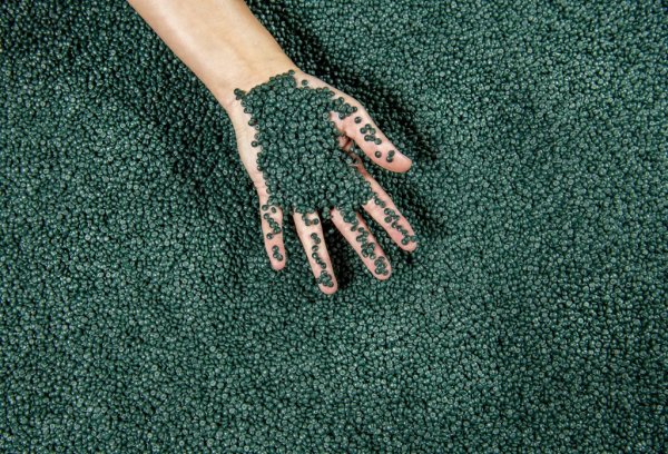 В току-що представеното BMW X1 от него са изработени килимчетата на пода, а в бъдещата Neue Klasse на този материал ще се падат над 30% от пластмасите в автомобила - или над сто килограма. Изработването на компоненти от Еconyl дава с 25% по-малко вредни емисии от производството на конвенционални пластмаси - да не говорим, че предпазва океаните от замърсяване. 
