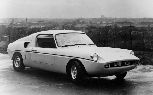 Universal Power Drives е по-известен със своите селскостопански машини, но бяха пуснати и 75 екземпляра от това интересно нещо. Всяко оборудвано със средно монтиран двигател Mini с работен обем 998cc или 1275cc.