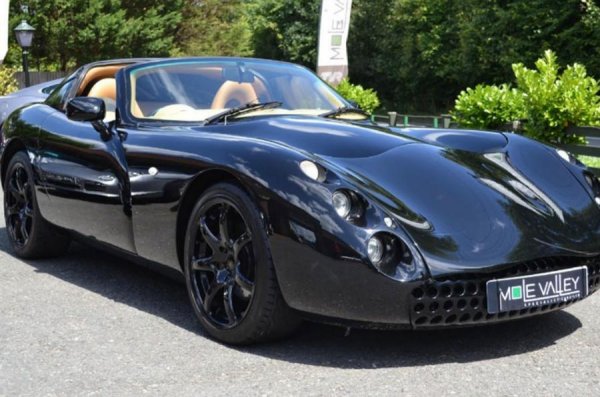 Британската марка TVR съществува по-дълго, но нейната история е не по-малко трагична. Тя е създадена от 23-годишния инженер Тревор Уилкинсън, който мечтае да прави спортни машини, но вместо това ремонтира леки коли и камиони. Първият самостоятелен модел на фирмата е  TVR Coupe, който е представен през 1958 г.

Спортните коли се ползват с прилично търсене в САЩ и Великобритания, но имат проблеми с качеството на сглобката. На всичко отгоре, TVR се управлява от инженери, а не от икономисти с опит и фирмата непрекъснато преминава от един собственик в друг. 

През 2005 г. марката беше купена от руски олигарх, а през 2012 г. стана част от новата компания на британеца Лес Едгар. Той обеща да възроди производството и дори представи един нов модел - Griffith, но неговата серийна версия така и все още не се е появила.